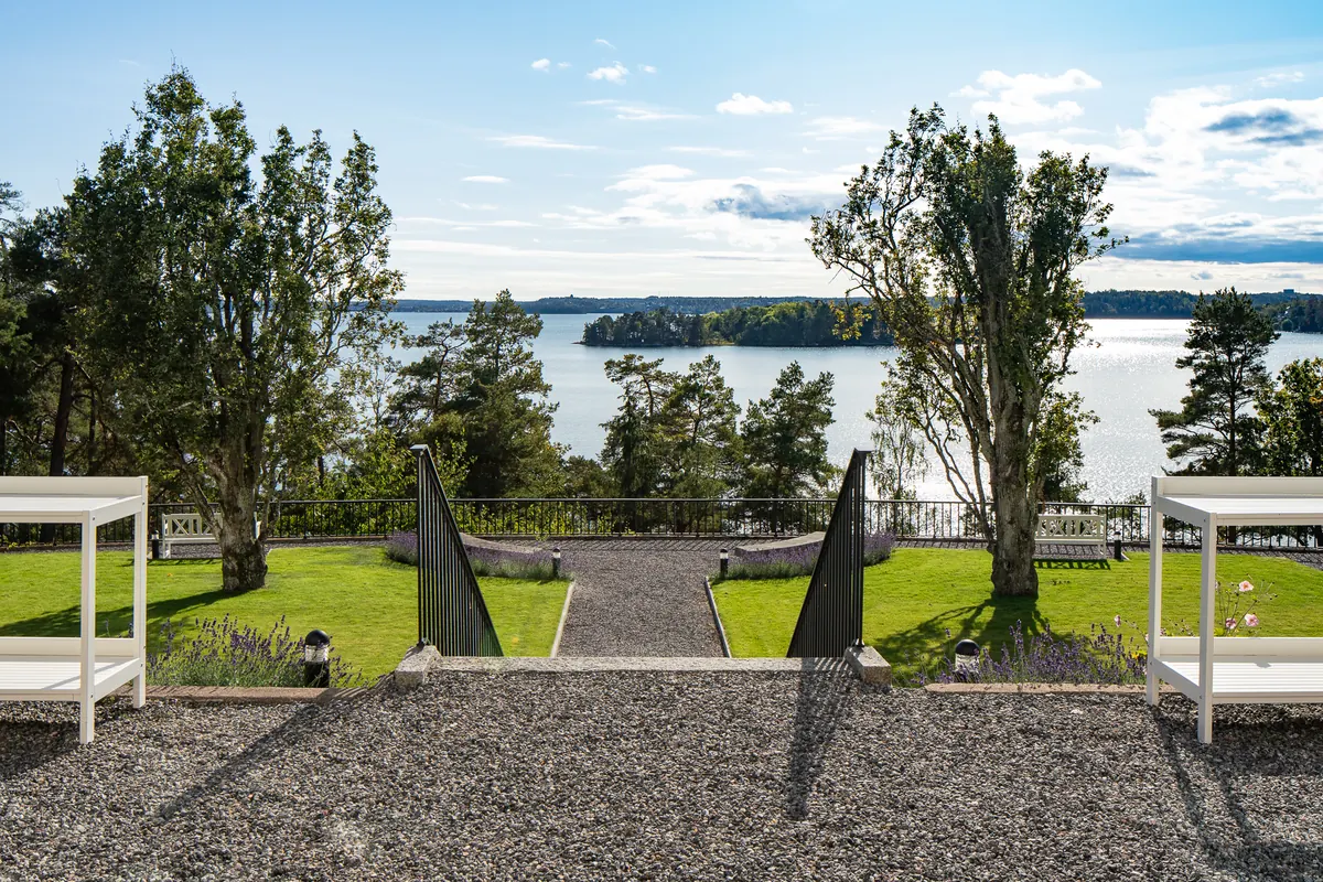 Gräsmattan framför villan med utsikt över Baggensfjärden